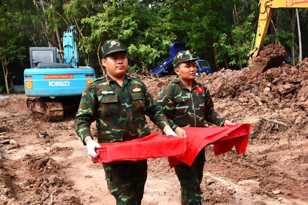 Sau lễ an táng, phát hiện thêm 8 hài cốt liệt sĩ tại công viên Lê Thị Riêng