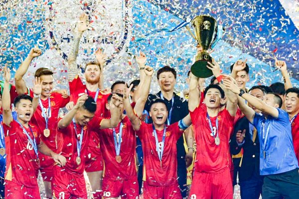 Sau một đêm Mỹ Đình rực đỏ, tôi nghĩ về sức mạnh Việt Nam