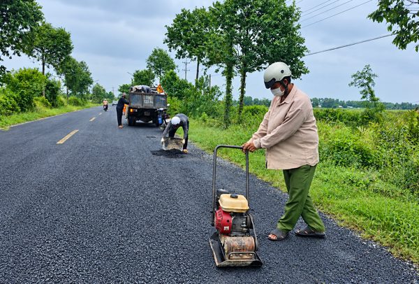 Sau phản ánh của VietNamNet, gấp rút sửa đường chi chít ổ gà