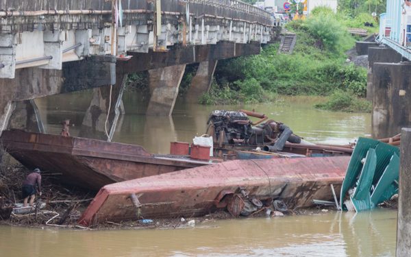 Sau sự cố trôi 3 sà lan, cảnh sát cảnh báo không neo tàu thuyền vào bụi tre, cọc tạm