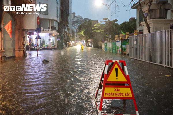 Sau trận mưa như trút tối 27/8, Hà Nội có những điểm úng ngập nào?