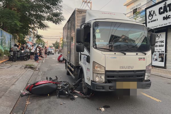 Sau va chạm với xe máy, người đàn ông bị ô tô tải tông tử vong ở TPHCM