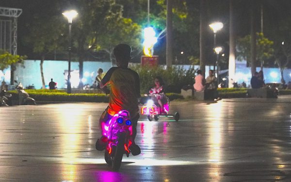 Sau vụ bé 5 tuổi tử vong khi lái xe điện: Trẻ em vẫn phóng xe 'vù vù' ven sông Đà Nẵng