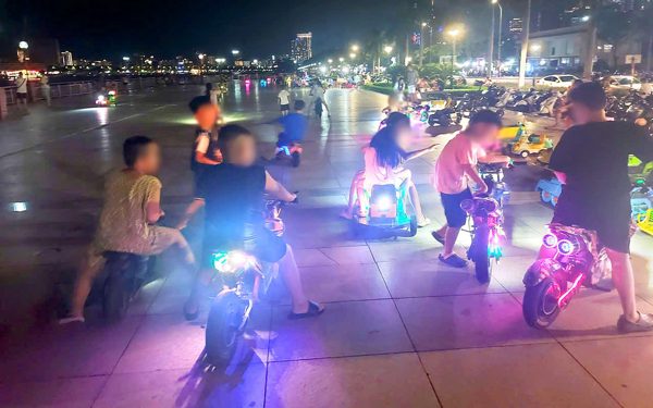 Sau vụ trẻ 5 tuổi tử vong khi đi xe điện tự chế, việc cho thuê xe điện vẫn công khai bên bờ sông Hàn