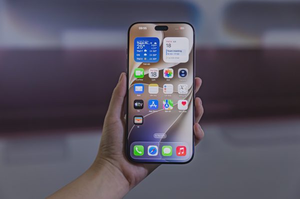 Sếp Apple: “Thấy ai dán kính cường lực lên iPhone là tôi nổi da gà”