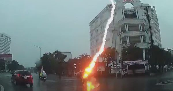 Sét đánh trúng người phụ nữ đang chạy xe máy trên đường