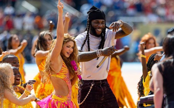 Shakira, Ariana Grande thống trị đường đua âm nhạc mùa hè