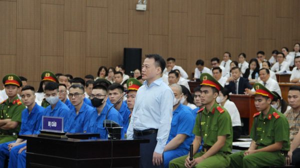 Shark Bình lý giải nụ cười tại tòa
