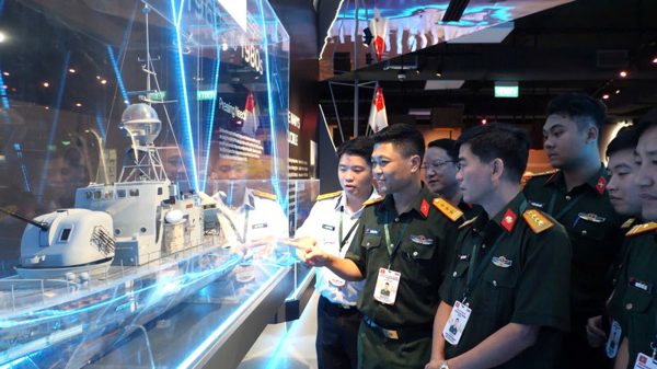 Sĩ quan trẻ Việt Nam khám phá tổ hợp trường bắn đa nhiệm tại Singapore