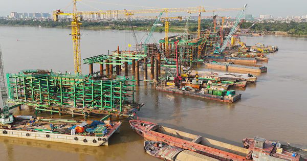 "Siêu" cầu vượt sông Hồng 16.200 tỷ đồng nối khu phố cổ với Long Biên do Sun Group triển khai đã hoàn thành toàn bộ cọc khoan nhồi, hơn 26.000 tấn thép đang được gia công