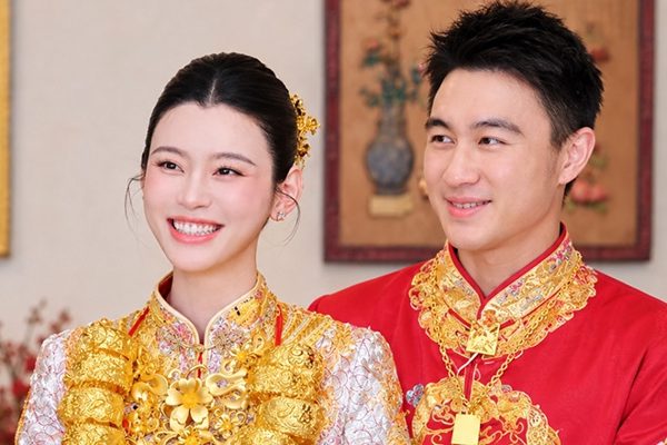 Siêu mẫu nội y Hề Mộng Dao đeo vàng trĩu cổ trong lễ cưới với chồng đại gia
