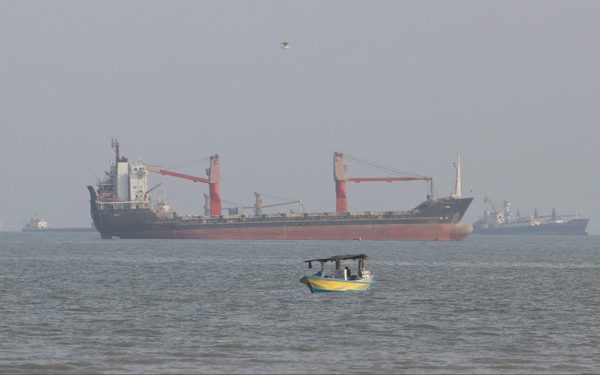 Siêu tàu chở 2 triệu thùng dầu trúng thủy lôi, phát nổ ở eo biển Hormuz