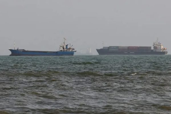 Siêu tàu chở dầu bốc cháy tại eo biển Hormuz, Iran cảnh báo cứng rắn