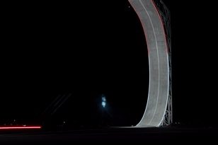 'Siêu xe bay' Tesla Roadster nhận đặt cọc nhưng không phải có tiền là mua được