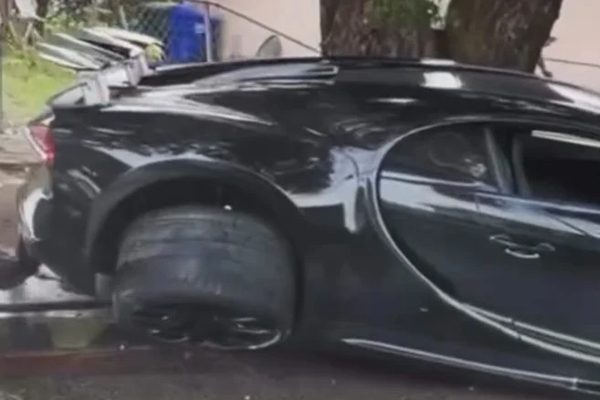 Siêu xe Bugatti Chiron rụng bánh trên đường, chi phí sửa chữa đắt đỏ