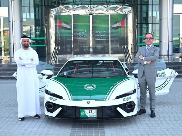 Siêu xe Lamborghini hybrid gia nhập đội xe cảnh sát Dubai