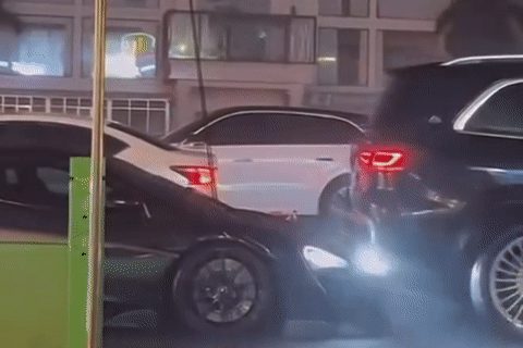 Siêu xe McLaren liên tục đâm Mercedes-Maybach GLS, chủ xe bất lực đứng nhìn