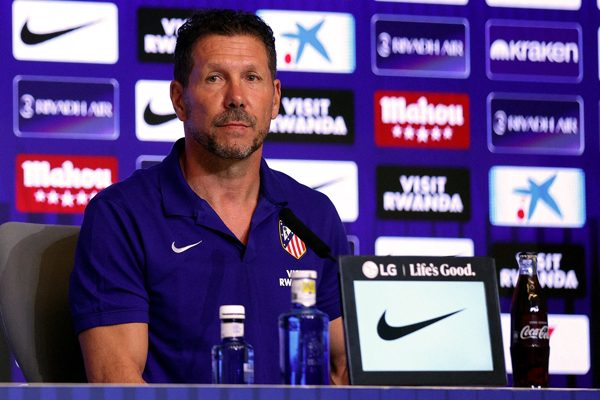 Simeone nói điều đặc biệt về Mourinho trước derby Madrid
