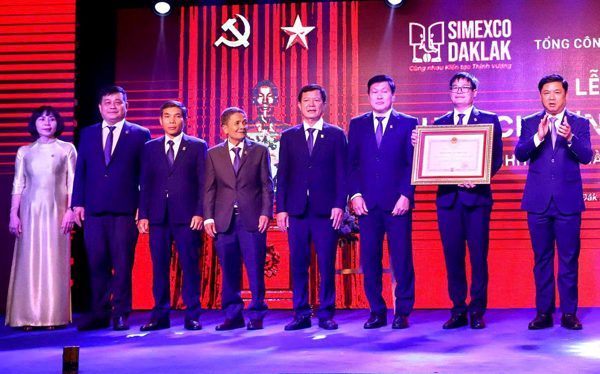Simexco Đắk Lắk nhận huân chương, hé lộ tham vọng 100 triệu USD