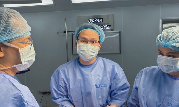 Sinh mổ cấp cứu thai phụ đang dùng thuốc chống đông máu