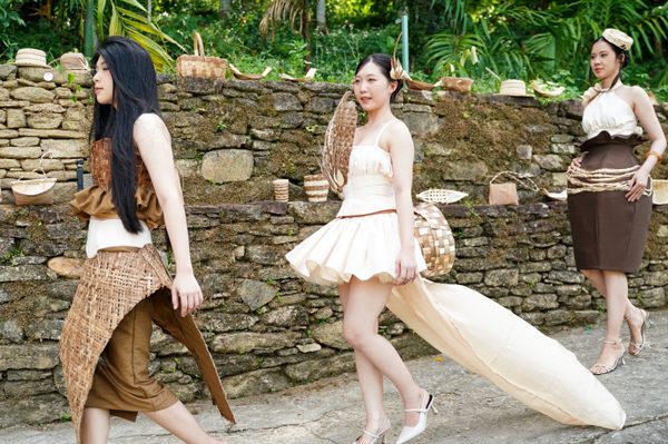 Sinh viên Duy Tân 'nâng tầm' mo cau thành thời trang cao cấp