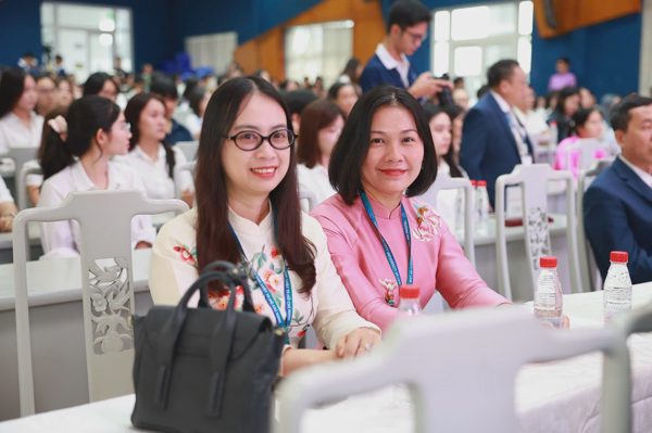 Sinh viên, giảng viên rạng ngời trong ngày khai giảng