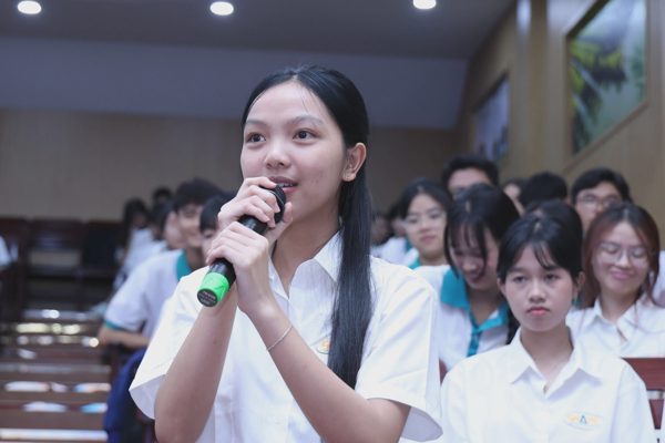 Sinh viên hoang mang vì “tiền rơi trúng tài khoản”, chuyên gia nói gì?