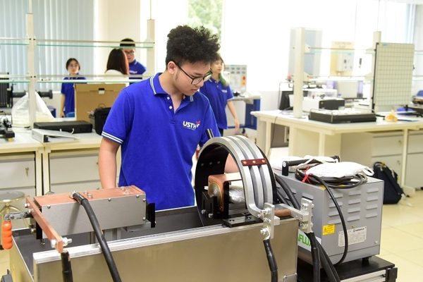Sinh viên không phải làm hồ sơ xin một loại học bổng, điểm cao là được nhận