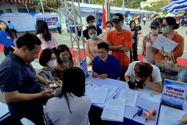 Sinh viên mới ra trường nhận lương 15 triệu, lao động U50 bỏ lương nghìn USD tìm việc mới