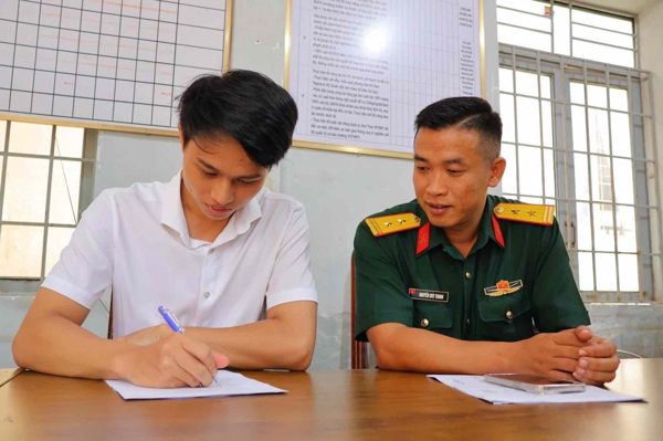 Sinh viên năm 4 Trường Đại học Tây Nguyên tình nguyện viết đơn nhập ngũ