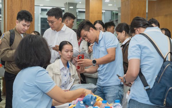 Sinh viên, thanh niên TP.HCM săn việc, tìm cơ hội thực tập và lập nghiệp