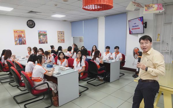 Sinh viên Trường đại học Ngoại ngữ - Tin học TP.HCM học thực hành tại báo Tuổi Trẻ