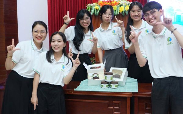 Sinh viên trường y ở Huế khởi nghiệp từ tất gel thảo dược