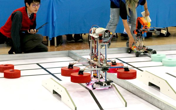 Sinh viên Việt - Nhật so tài, hai robot phải 'ăn nhịp' từng giây để thắng trận Robocon 4 phút