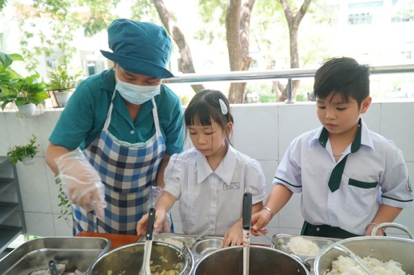 Sở An toàn thực phẩm hối thúc 'khai thông' bếp ăn bán trú các trường học tại TPHCM