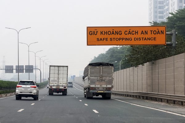 Sợ dính phạt mất cả tháng lương, tài xế vẫn đau đầu cách nhập làn, vượt xe