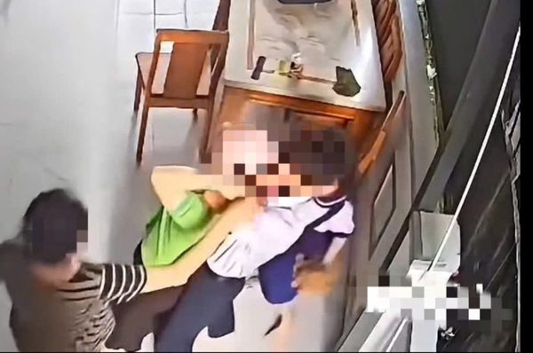 Sở GD-ĐT An Giang chỉ đạo khẩn sau clip học sinh siết cổ, hành hung một phụ nữ