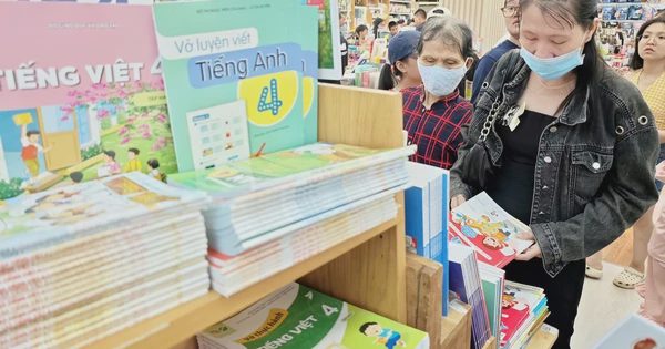 Sở GD-ĐT TP.HCM nói gì khi phụ huynh vẫn khó khăn tìm mua sách giáo khoa?