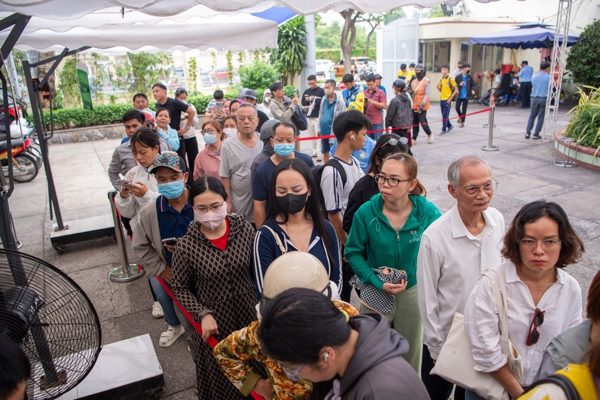 Sở GD-ĐT TPHCM: Phụ huynh xếp hàng mua sách giáo khoa do nhiều nguyên nhân