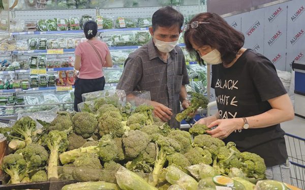 So giá, chờ khuyến mãi: Người tiêu dùng siết hầu bao thành quen