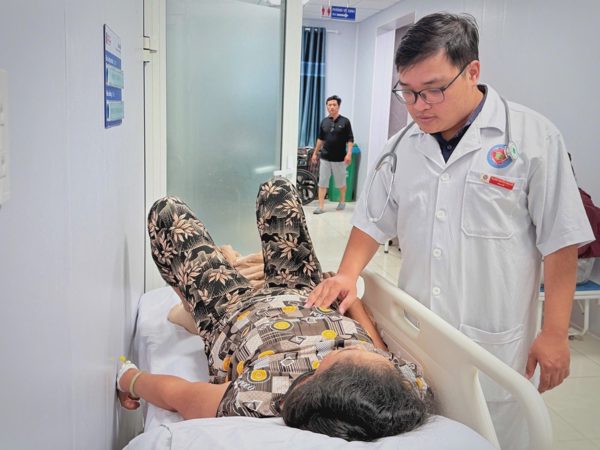 Số người nghi ngộ độc sau ăn bánh mì ở Quảng Ngãi vượt 100