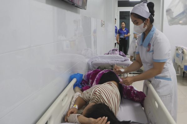 Số người ngộ độc nghi do ăn bánh mì nổi tiếng ở Quảng Ngãi tăng vọt