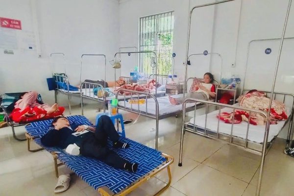 Số người nhập viện sau khi ăn bánh mì tăng lên 150, có cả cha con chủ cơ sở