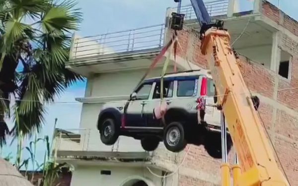 Sợ ô tô mới mua bị trộm, chủ xe thuê cần cẩu đưa lên nóc nhà