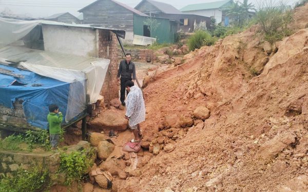 Sơ tán dân ra khỏi khu tái định cư tránh thiên tai đang bị sạt lở ở Lâm Đồng