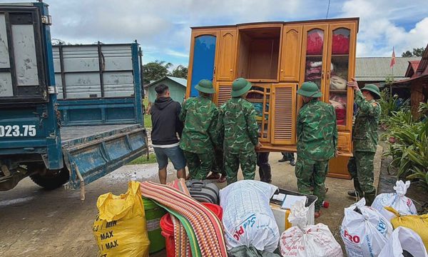 Sơ tán hơn 130 người dưới chân núi nứt toác