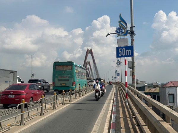 Sở Xây dựng Hà Nội nói gì về các biển báo khoảng cách trên cầu Nhật Tân?