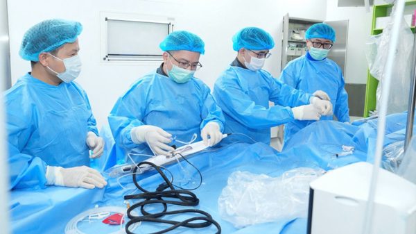 Sốc tim, tổn thương mạch vành vôi hóa nặng được xử trí bằng 2 kỹ thuật chuyên sâu