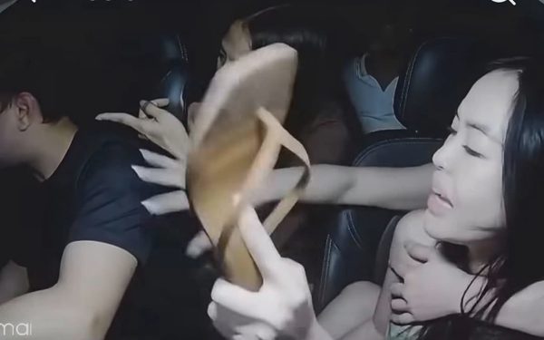 Sốc với clip nhóm khách nữ túm tóc, giật đầu, tấn công tài xế taxi ngay trên xe