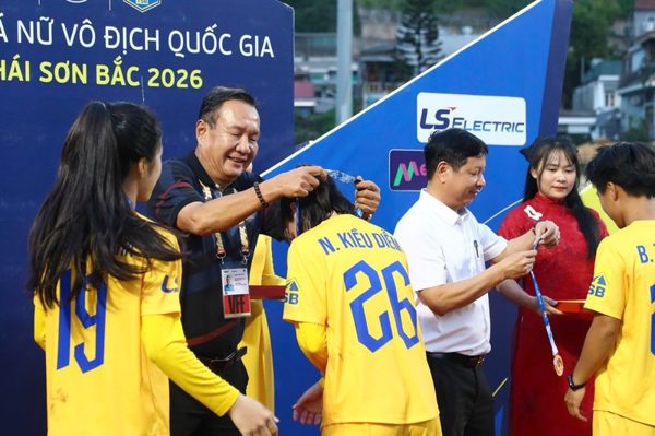 Sôi nổi hoạt động trao giải thưởng Giải bóng đá nữ Vô địch Quốc gia 2026 tại các sân